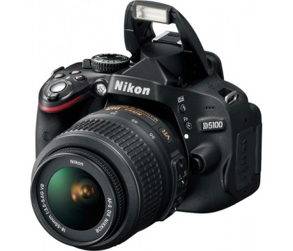 نيكون (D5100) كاميرا رقمية محترفة بعدسة مقاس 55-18 ملم مقاومة للإهتزاز + حقيبة + كارت ذاكرة 8 جيجا بايت